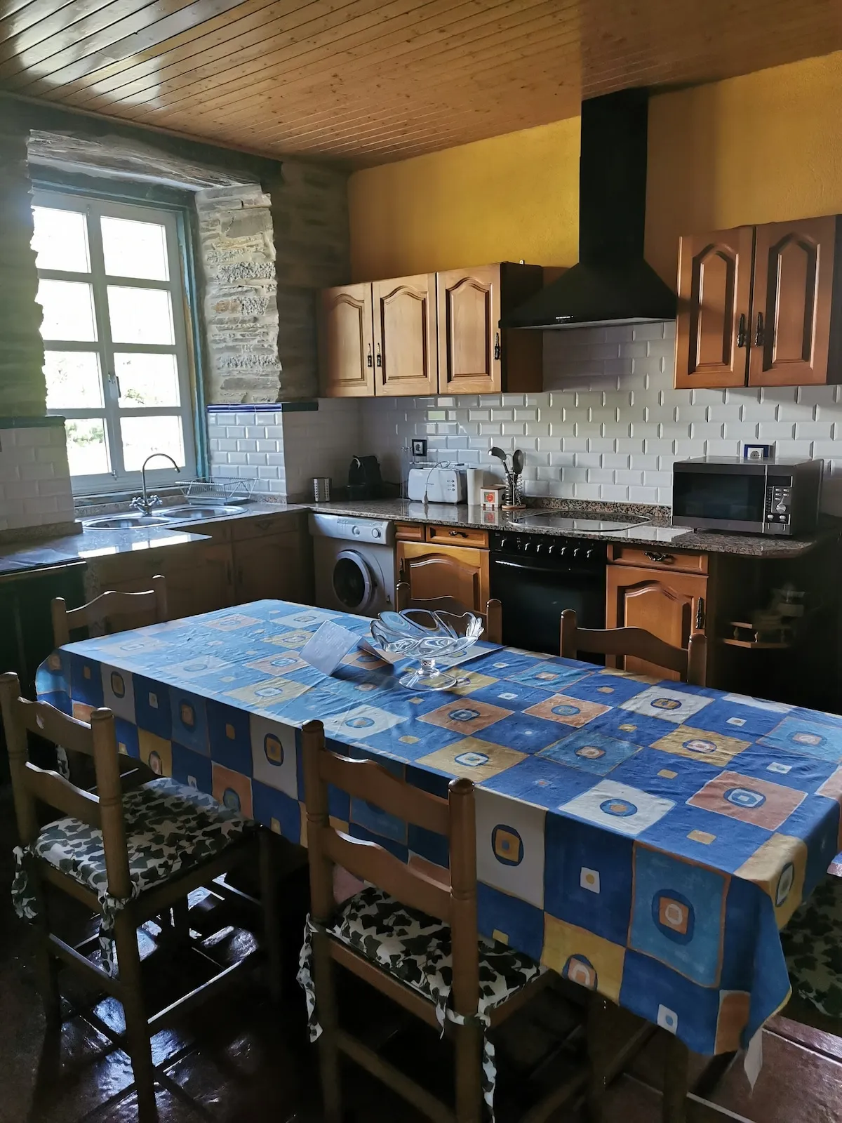 La cocina, con mesa para comer